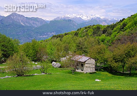 
                Steinhaus, Gebirgslandschaft, Trentino                   