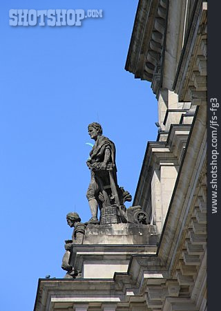 
                Berlin, Reichstag, Steinskulptur                   