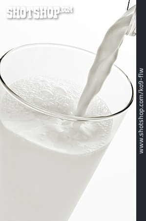 
                Milch, Eingießen, Milchglas                   