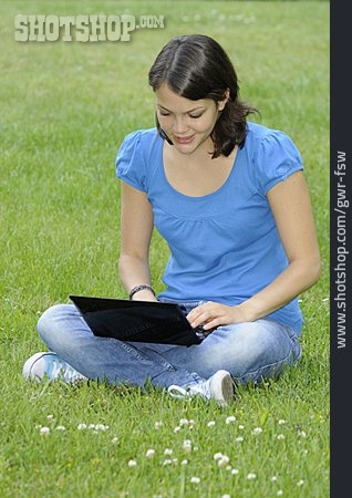 
                Jugendliche, Mobile Kommunikation, Laptop                   