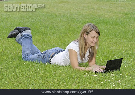 
                Junge Frau, Freizeit & Entertainment, Laptop                   
