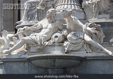 
                Statue, Athenebrunnen                   