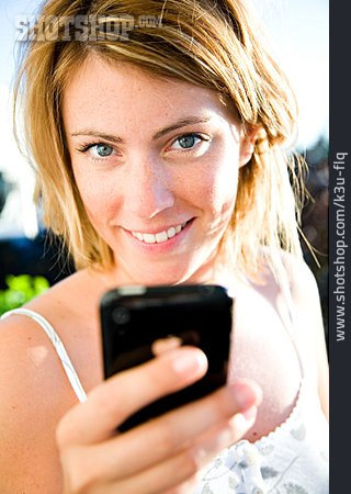 
                Junge Frau, Frau, Mobile Kommunikation, Sms                   