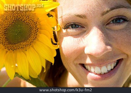 
                Junge Frau, Sommer, Sonnenblume                   
