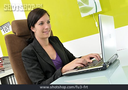 
                Frau, Büroangestellte, Computerarbeit                   