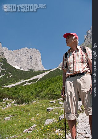 
                Aktiver Senior, Wanderer, Bergwandern                   