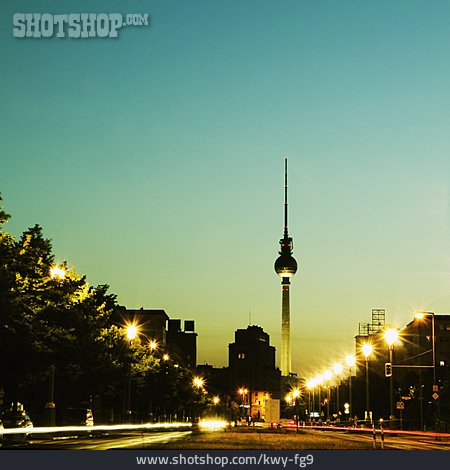 
                Berlin, Fernsehturm, Straßenverkehr                   