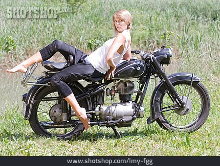 
                Frau, Motorrad, Oldtimer                   