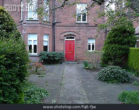 
                Wohnhaus, Eingang                   