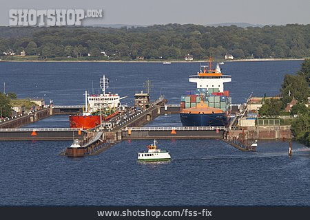 
                Containerschiff, Schleuse, Nord-ostsee-kanal                   