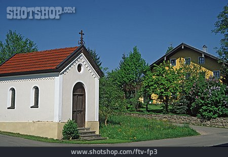 
                Kapelle, Dorfplatz                   