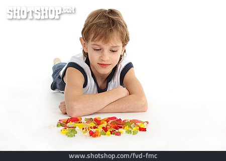 
                Junge, Süßigkeiten, Gummibärchen                   