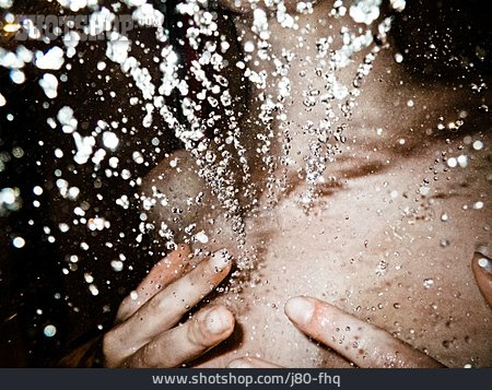 
                Junge Frau, Erfrischung, Wasserstrahl, Duschen                   