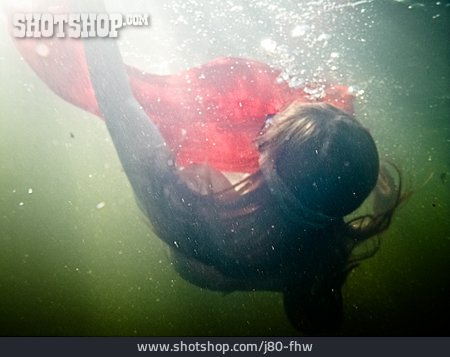 
                Junge Frau, Unterwasser, Tauchen, Luftblasen                   