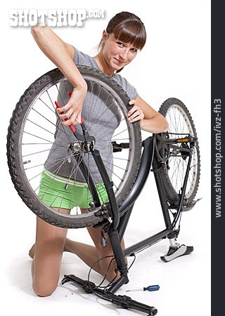 
                Junge Frau, Reparieren, Fahrradreparatur                   