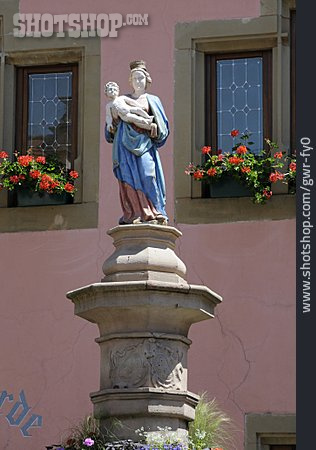 
                Madonna, Marienfigur, Brunnenfigur, Place Turenne                   