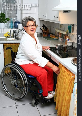 
                Frau, Küche, Behindertengerecht, Rollstuhlfahrerin                   