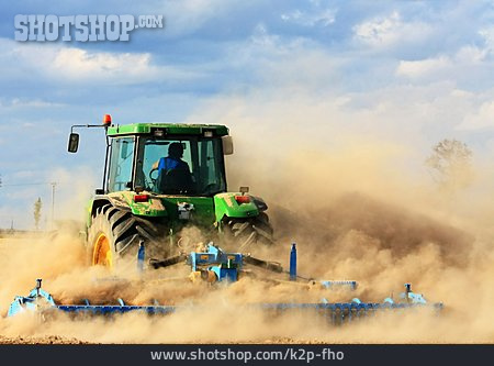 
                Traktor, Feldarbeit, Staubig                   
