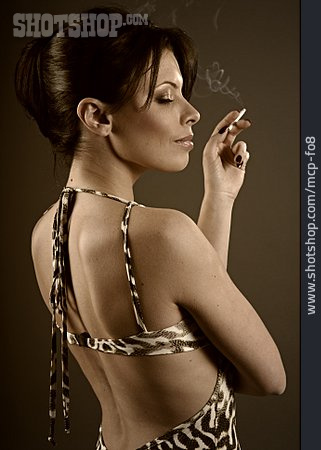
                Junge Frau, Genießen, Rauchen, Raucherin                   
