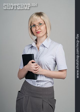 
                Junge Frau, Büroangestellte, Brillenträgerin                   