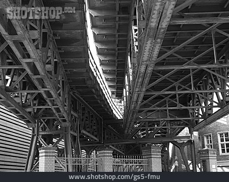 
                Stahlträger, Eisenbahnbrücke                   