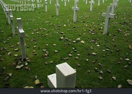 
                Vergänglichkeit, Soldatenfriedhof                   