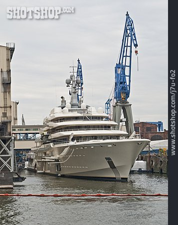 
                Hamburg, Werft, Luxusyacht                   