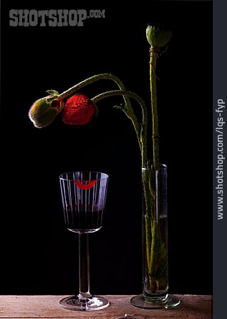 
                Lippenstift, Mohnblume, Rotweinglas                   