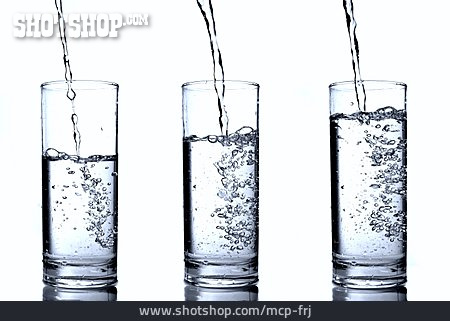 
                Wasser, Eingießen, Wasserglas                   