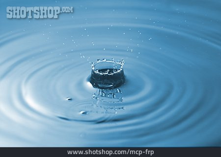 
                Wasseroberfläche, Splash, Wasserkreis                   