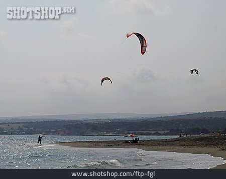 
                Strand, Wassersport, Kitesurfer                   