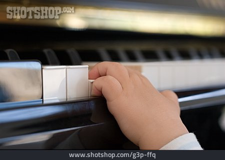 
                Kinderhand, Klaviertasten, Musikunterricht                   