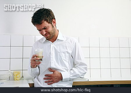 
                Junger Mann, Kaffeepause, Bauchschmerzen                   