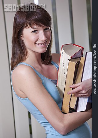 
                Junge Frau, Studentin, Bücherstapel                   