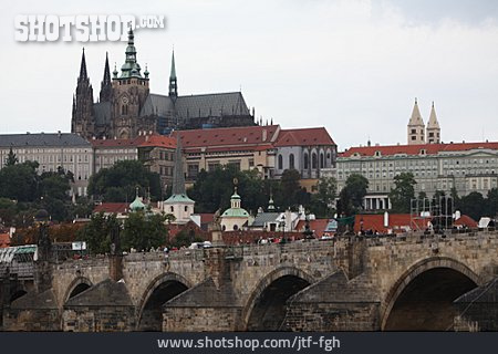 
                Tourismus, Prag, Karlsbrücke                   