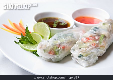 
                Asiatische Küche, Tellergericht, Reispapierrolle                   