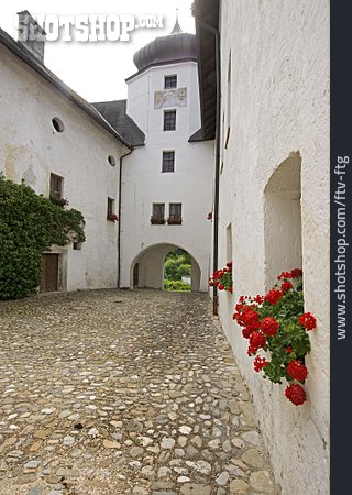 
                Innenhof, Kloster Höglwörth                   
