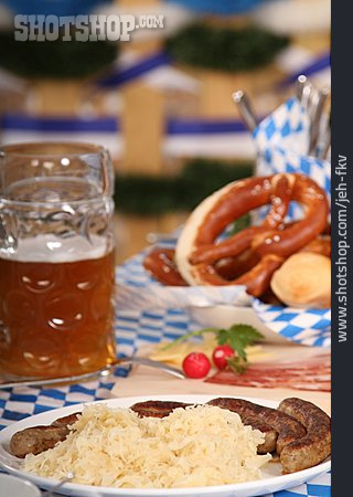 
                Bayrische Küche, Bratwurst, Sauerkraut                   