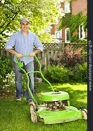 
                Mann, Gartenarbeit, Rasenmähen                   