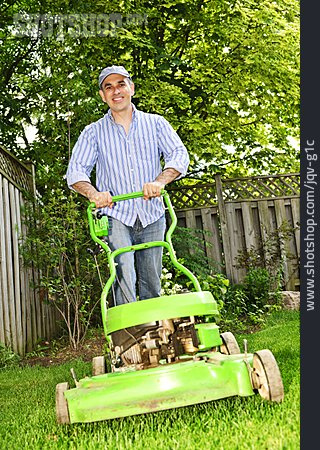 
                Mann, Gartenarbeit, Rasenmähen                   
