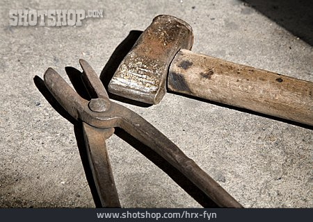 
                Werkzeug, Zange, Hammer                   