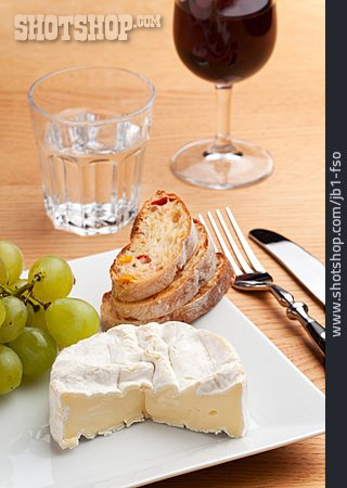 
                Rotwein, Käseteller, Französische Küche                   