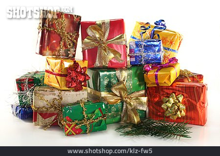 
                Weihnachten, Weihnachtsgeschenk, Geschenkestapel                   