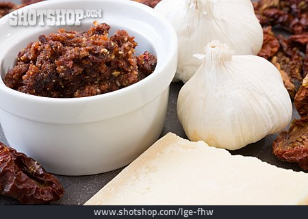 
                Knoblauchknolle, Tomatenpesto, Parmesankäse                   