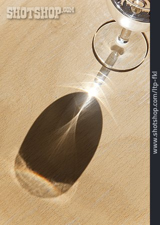 
                Schatten, Wasserglas, Lichtreflex                   