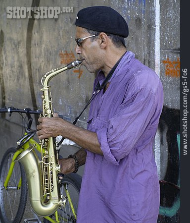 
                Straßenmusik, Straßenmusiker, Saxophonist                   