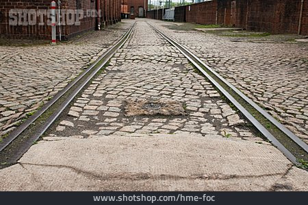 
                Gleise, Kopfsteinpflaster, Straßenbahnschiene                   