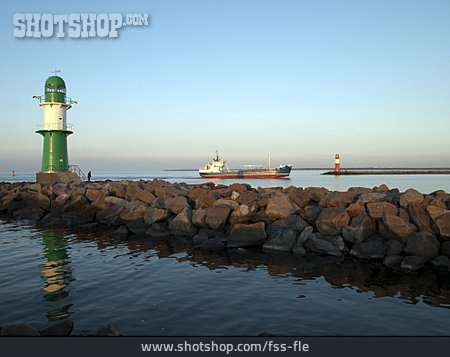 
                Leuchtturm, Ostsee, Hafeneinfahrt                   