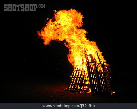 
                Lagerfeuer, Holzfeuer                   