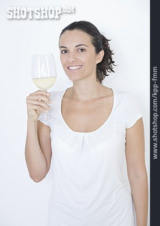 
                Frau, Zuprosten, Weißweinglas                   